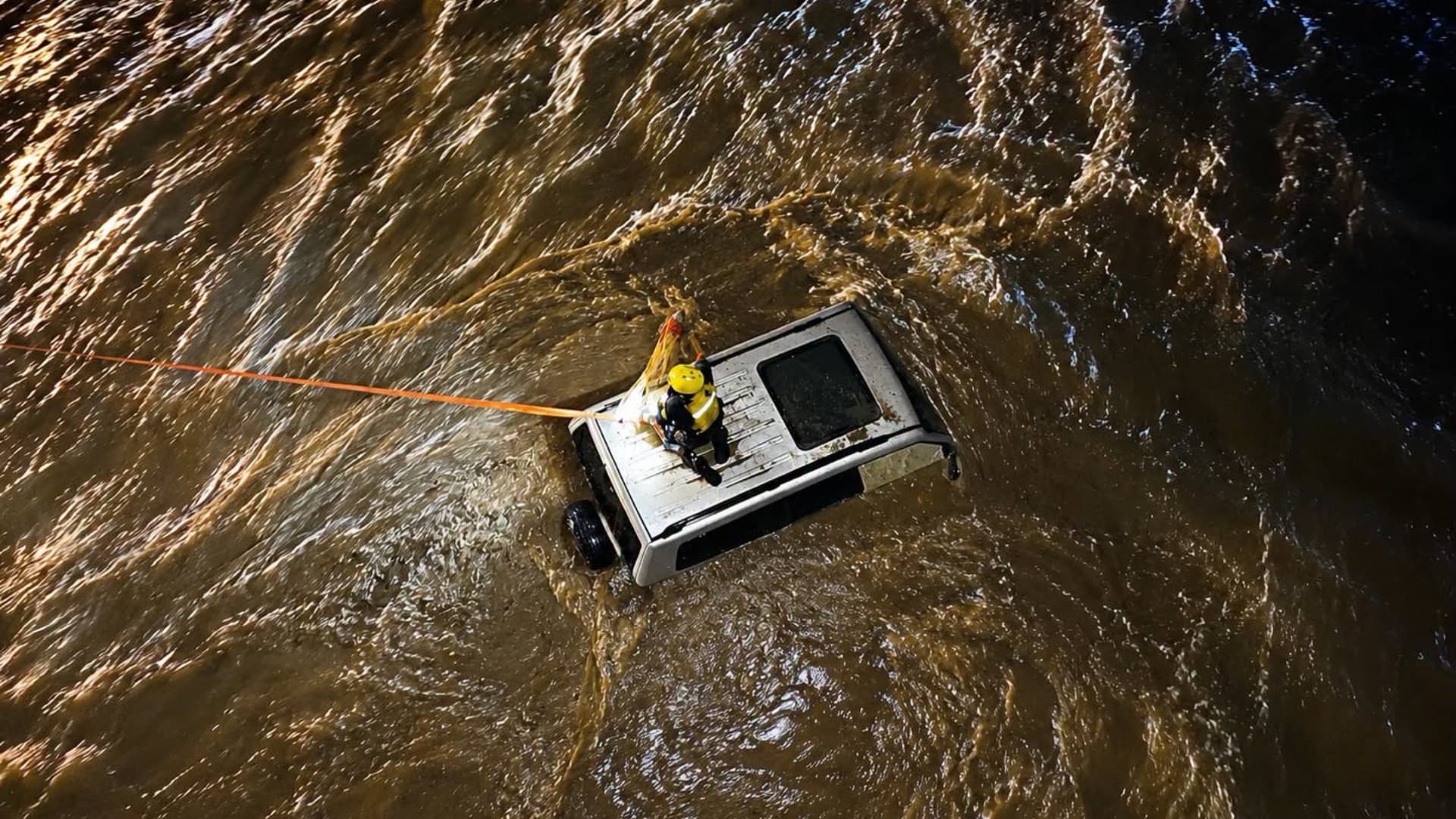 Equipos de emergencia rescatarona dos personas atrapadas por una inundación en Los Cabos