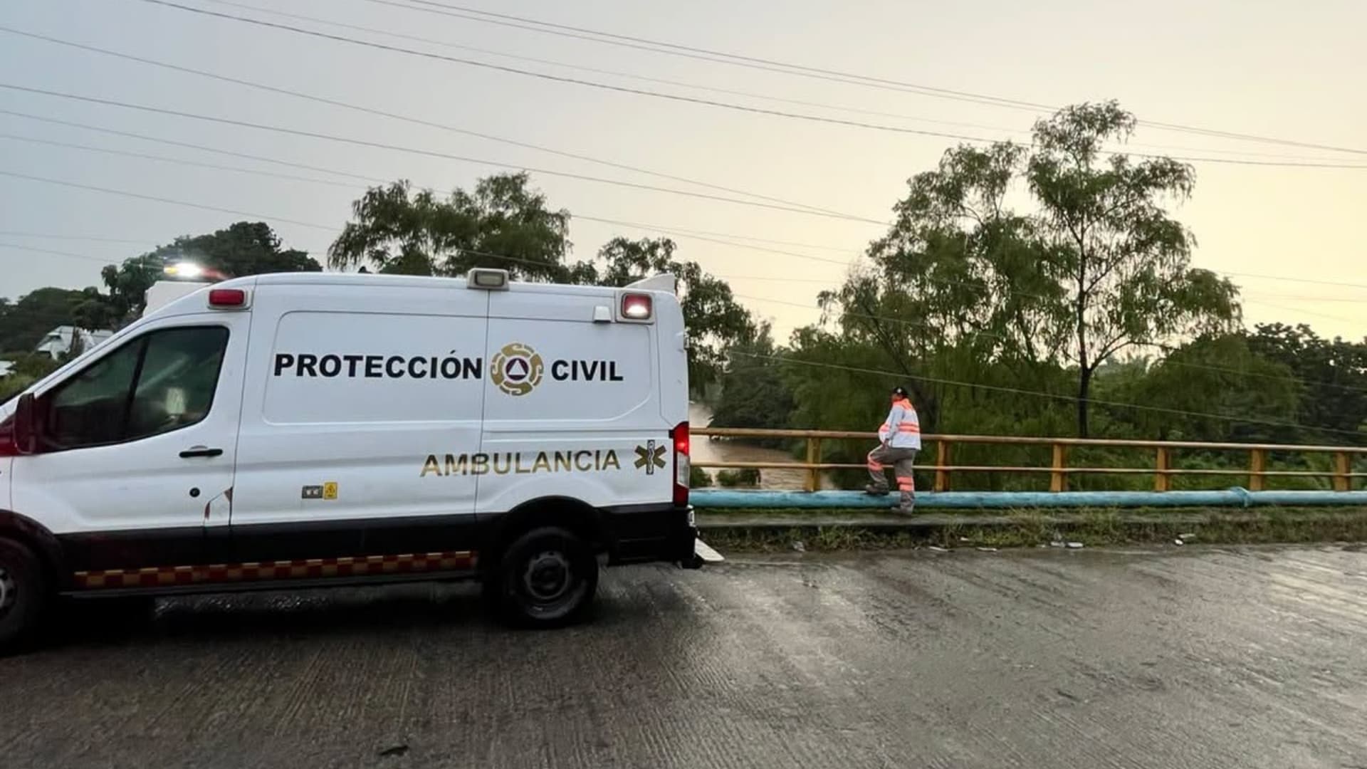 Un elementos de Protección Civil de Chiapas revisa el nivel del agua en los ríos del Soconusco