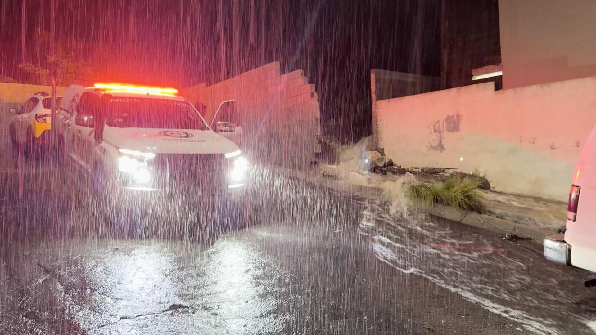 Escurrimientos por lluvia en Santa Catarina