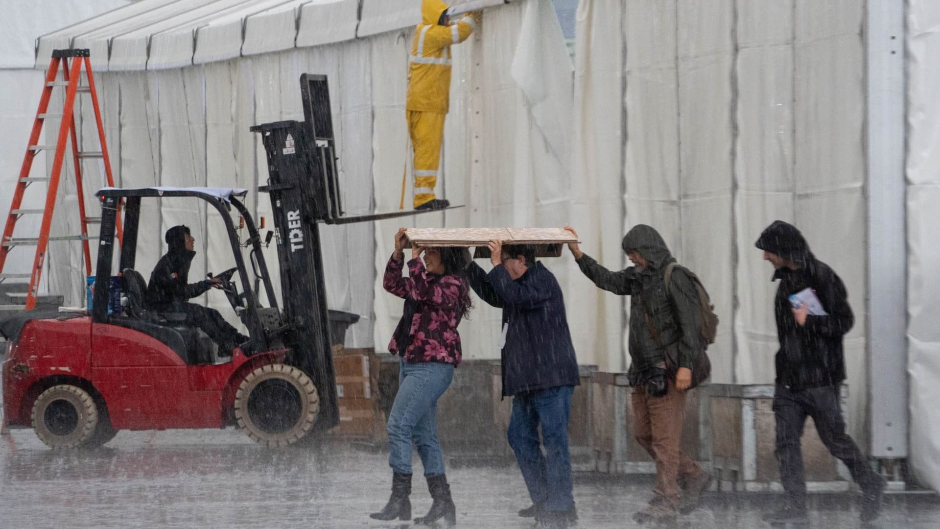 Personas se cubren de la lluvia en la Ciudad de México.