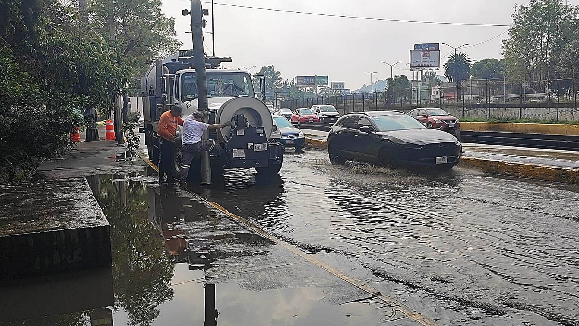 Acumulación de agua tras lluvia en Circuito Interior y Damasco, colonia Ampliación Casas Alemán, GAM, el 12 de septiembre 2026. Foto: X @SEGIAGUA