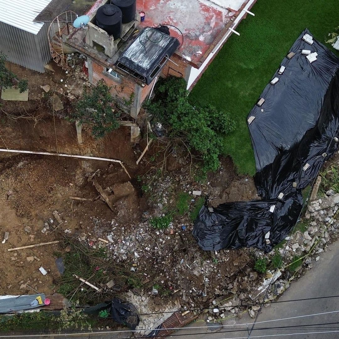 Deslave y caída de una barda por las fuertes lluvias en San Nicolás, alcaldía Magdalena Contreras, en CDMX