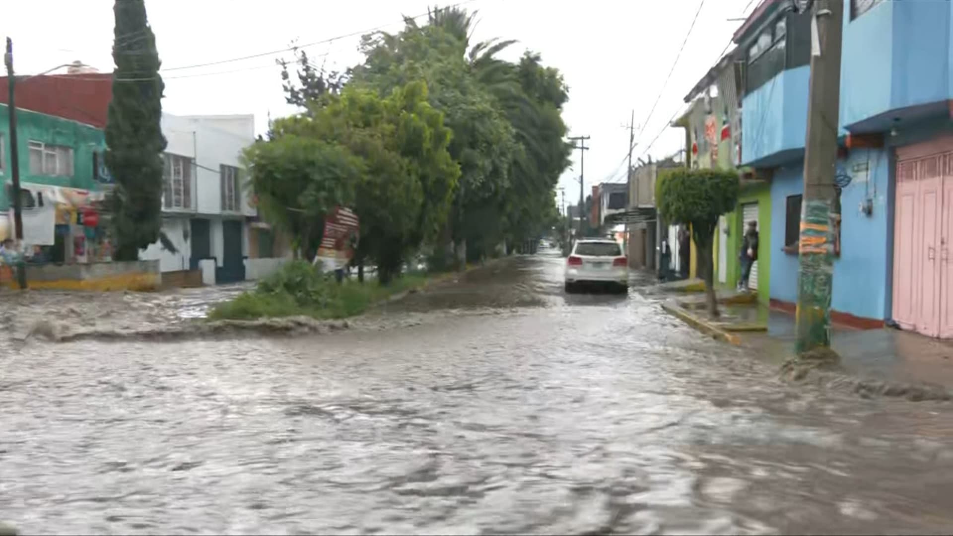 Corrientes de agua por lluvias en Ecatepec