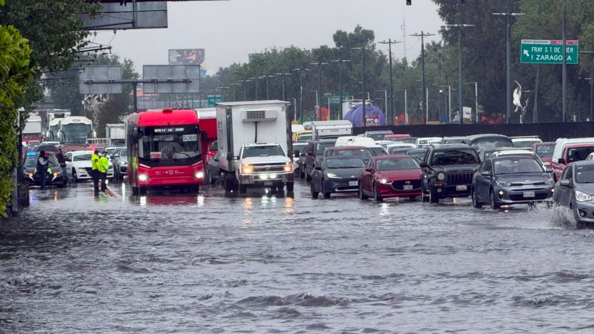 Inundación en Circuito Interior, a la altura del AICM, por lluvias el 30 de junio 2026.