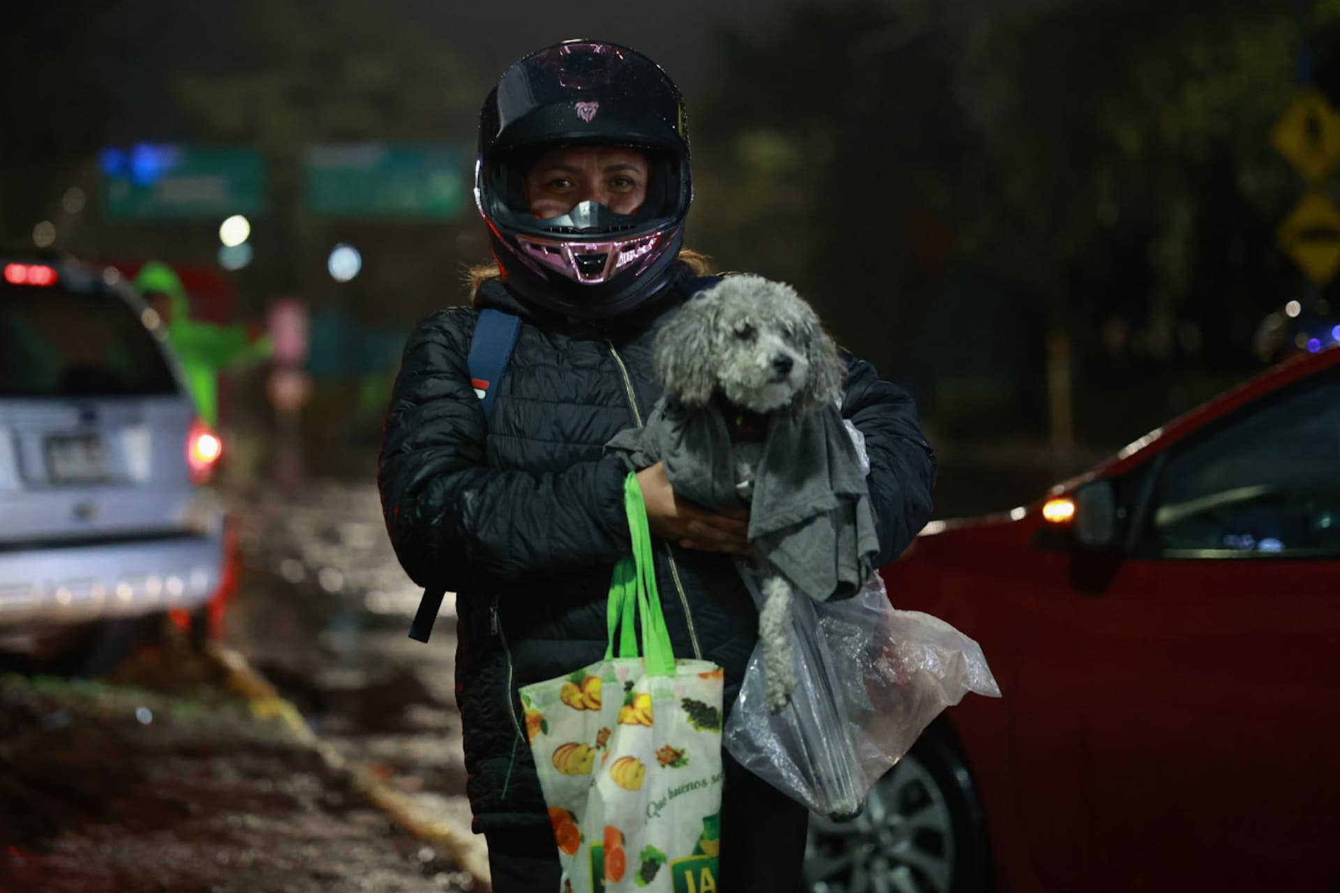 Mujer con su mascota en el sur de CDMX