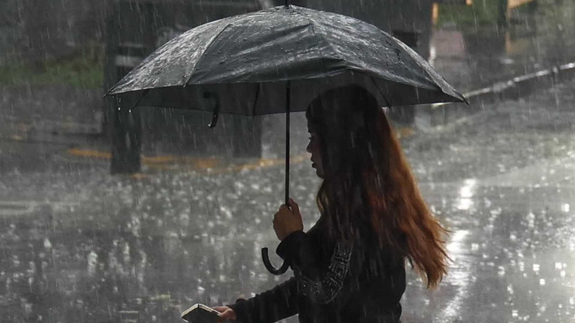 Una mujer se proteger con un paraguas ante la fuerte lluvia en CDMX el 1 de octubre 2026. Foto: Cuartoscuro