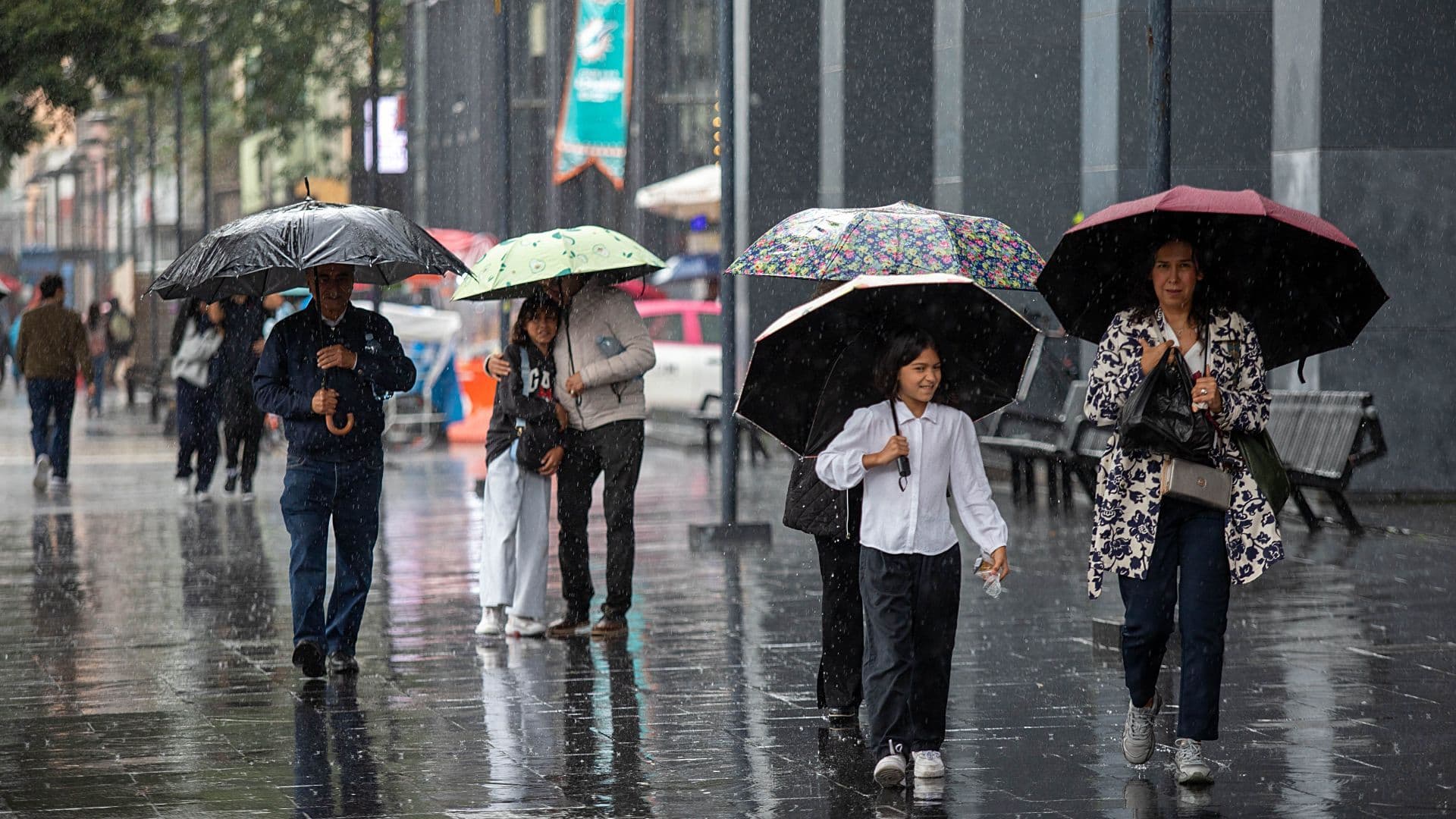 Personas se protegen de la fuerte lluvia en la CDMX el 4 de octubre 2026. Foto: Cuartoscuro