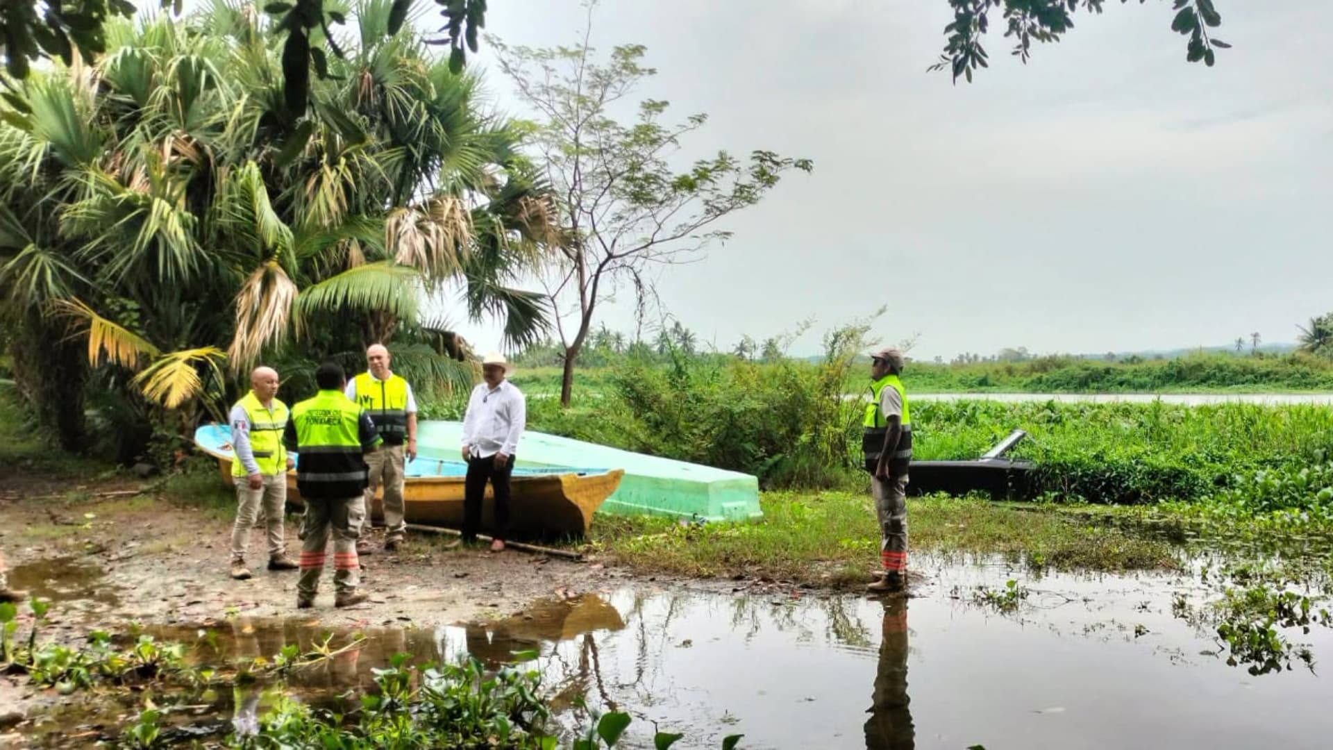 Elementos de Protección Civil de Oaxaca revisan un cauce en Santa María Tonameca