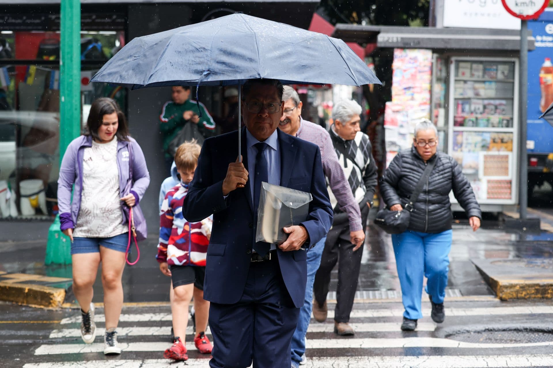 Persona con paraguas bajo la lluvia en CDMX el 30 de junio 2026.
