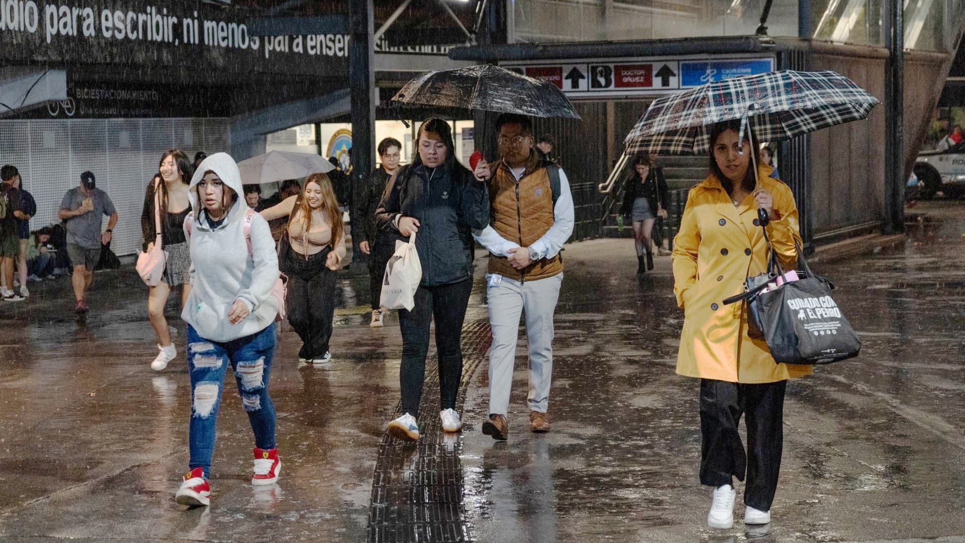 Habitantes de la CDMX se protegen de las fuertes lluvias en la capital mexicana