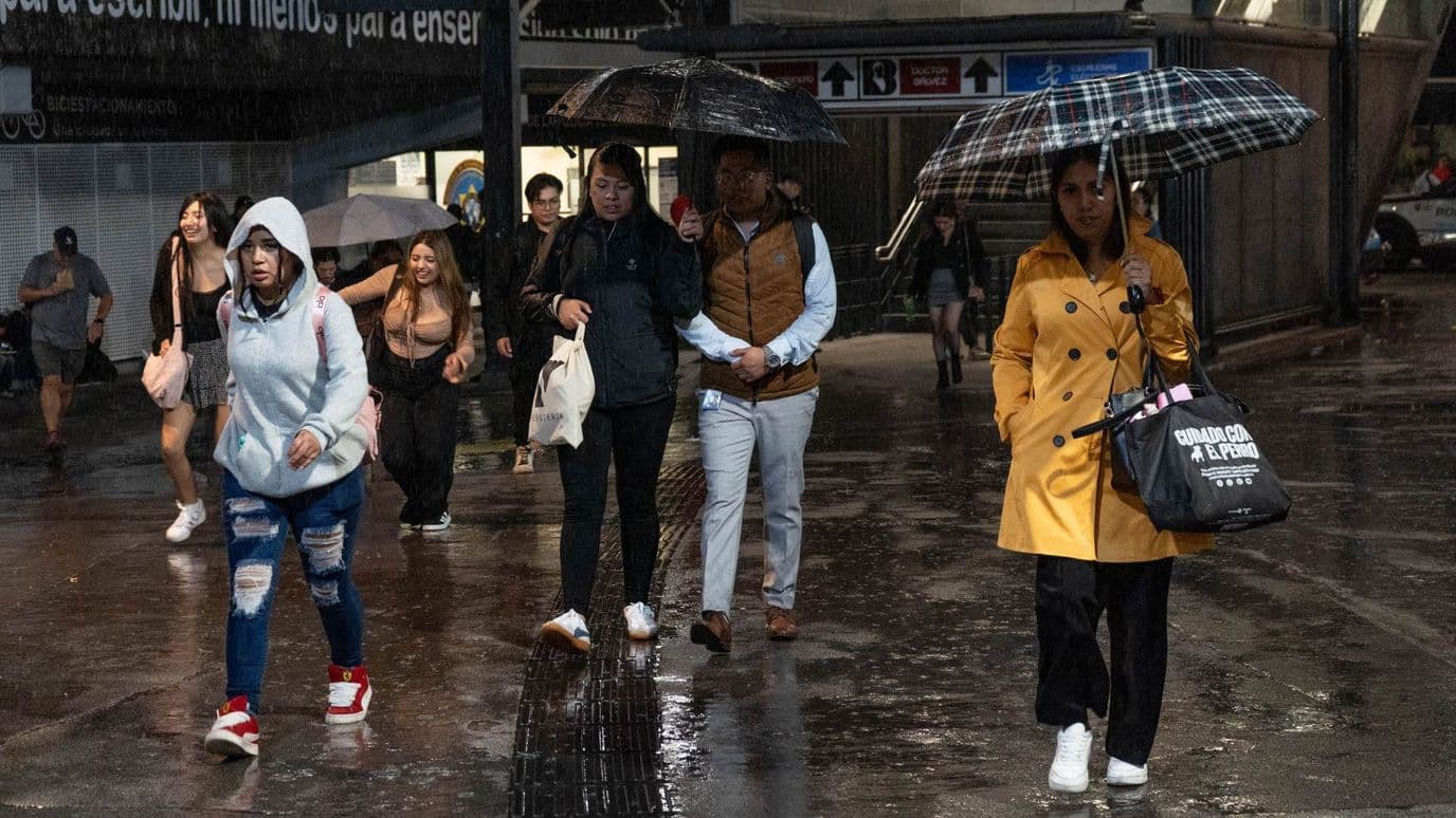 Personas se cubren de la lluvia con impermeables y paraguas en la Zona Rosa, el 15 de octubre 2026. Foto: Cuartoscuro