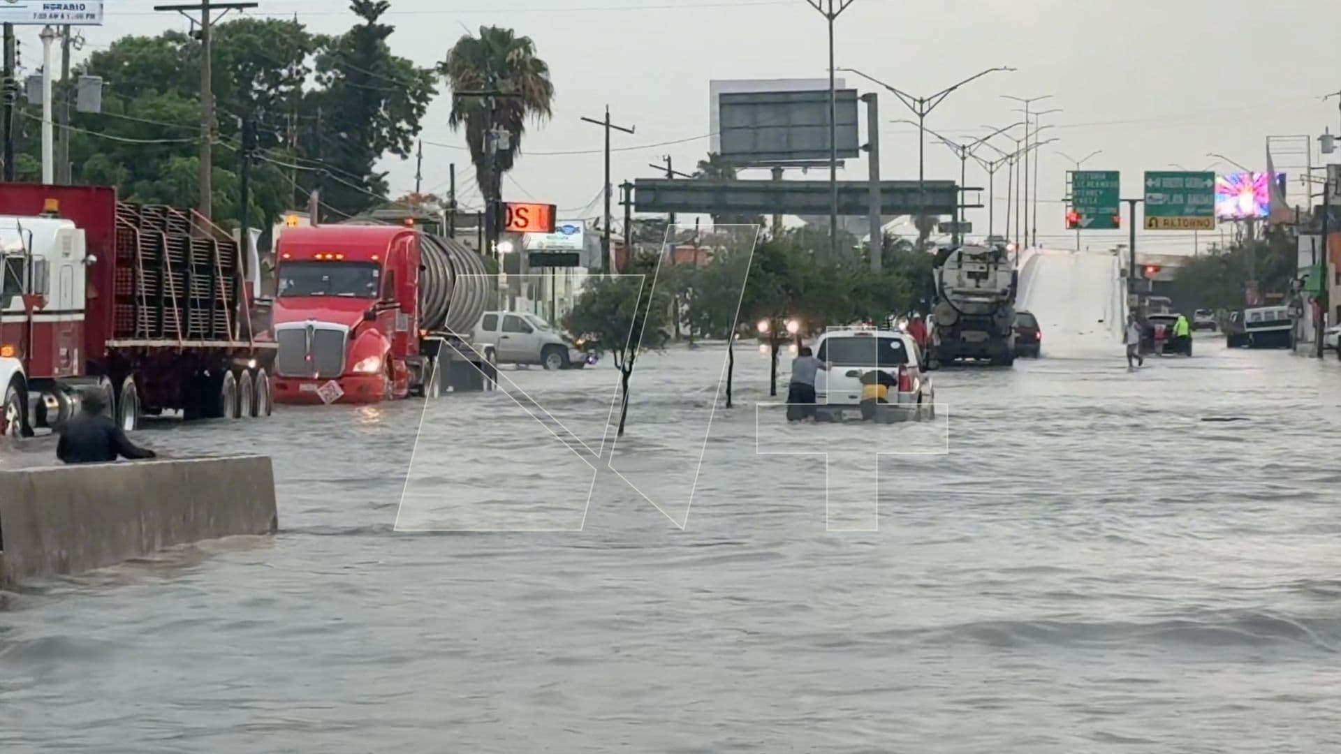 Lluvias Colapsan Avenidas en Matamoros; Automovilistas Quedan Atrapados