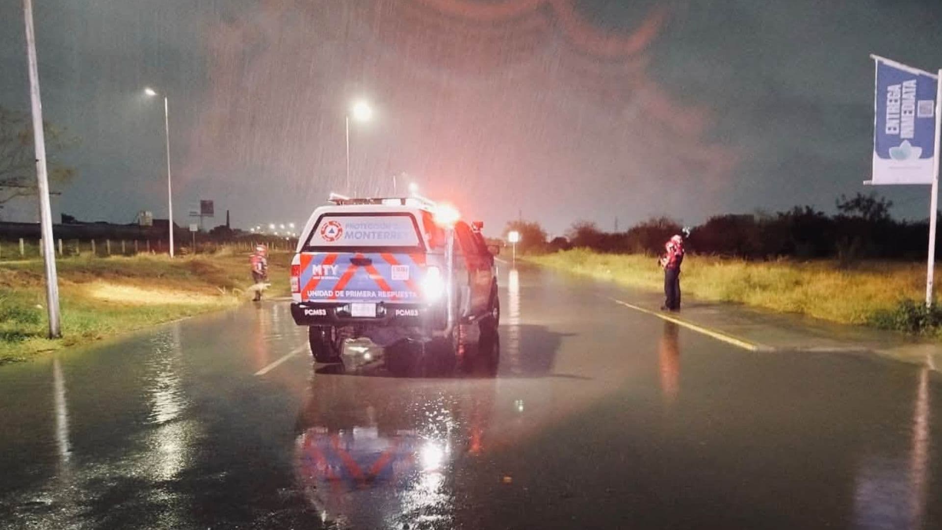 Protección Civil de Monterrey vigila vialidades ante las fuertes lluvias