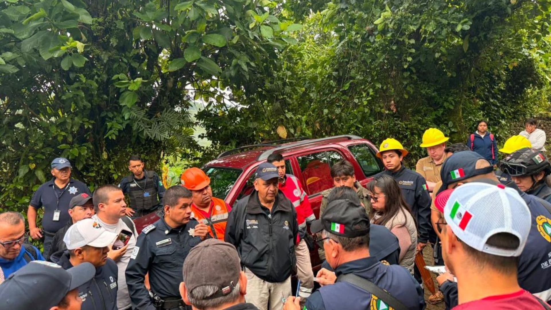 Ya fue localizado una de las personas atrapadas; quedan tres desaparecidos.