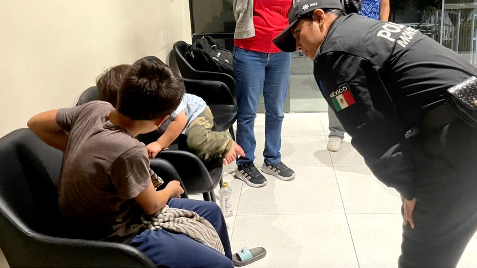 Menores abandonados en estacionamiento