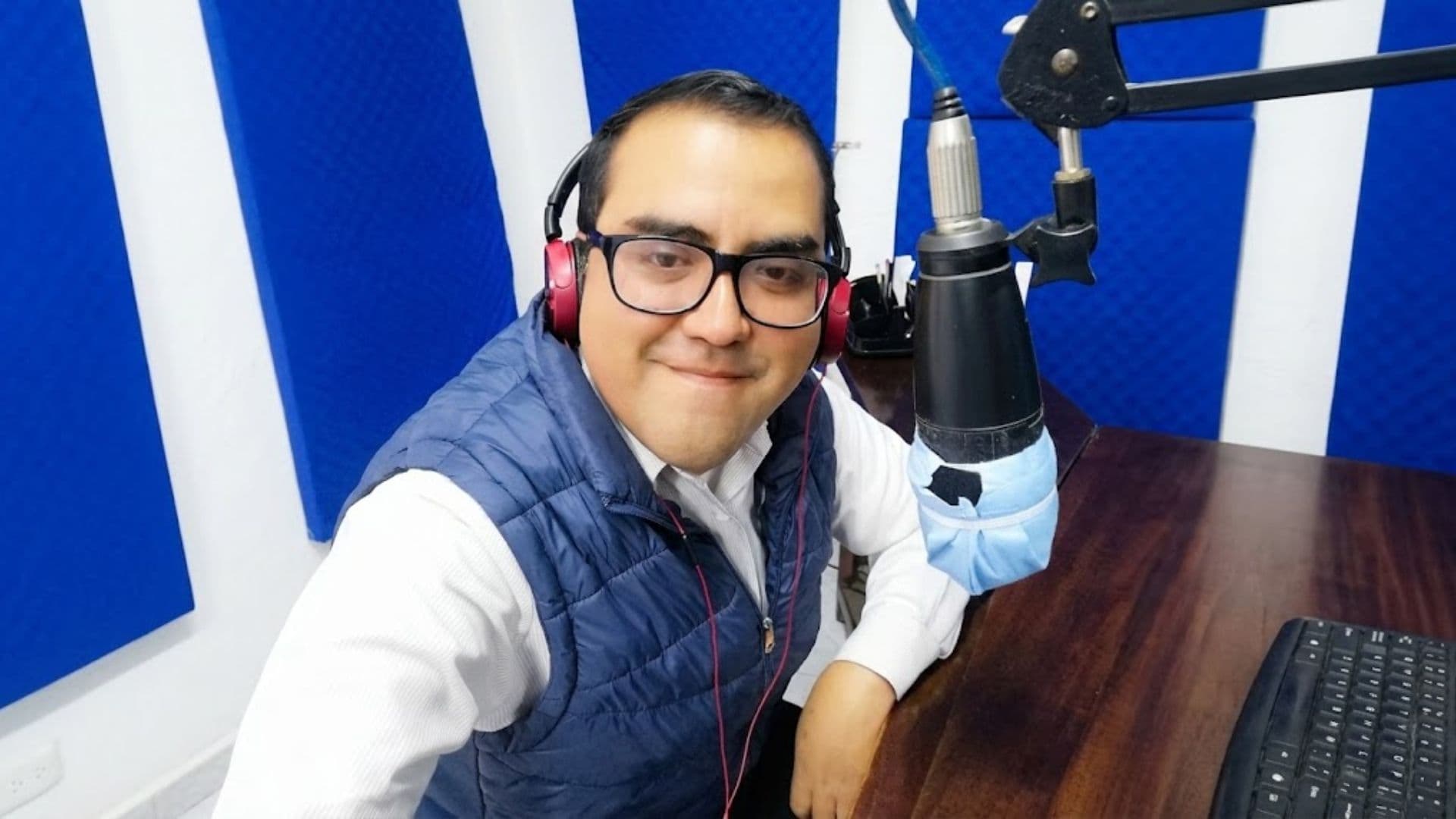 Iván Michel Atilano es locutor de Radio Evolución 98.5 FM en Oaxaca
