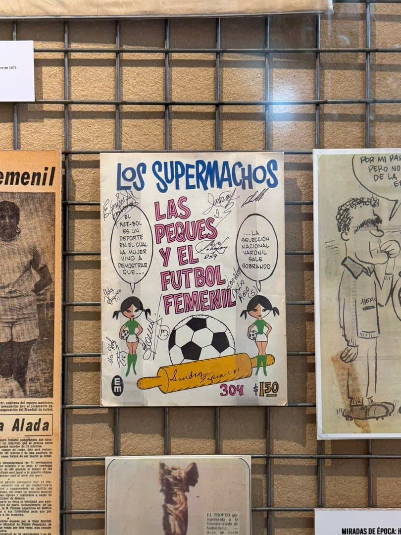 Portada de Los Supermachos dedicada al futbol femenil, exhibida en la exposición