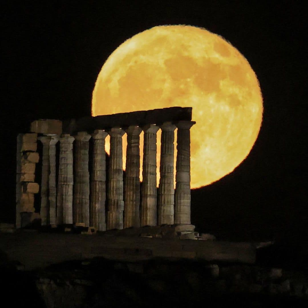 Luna sobre el templo de Poseidón
