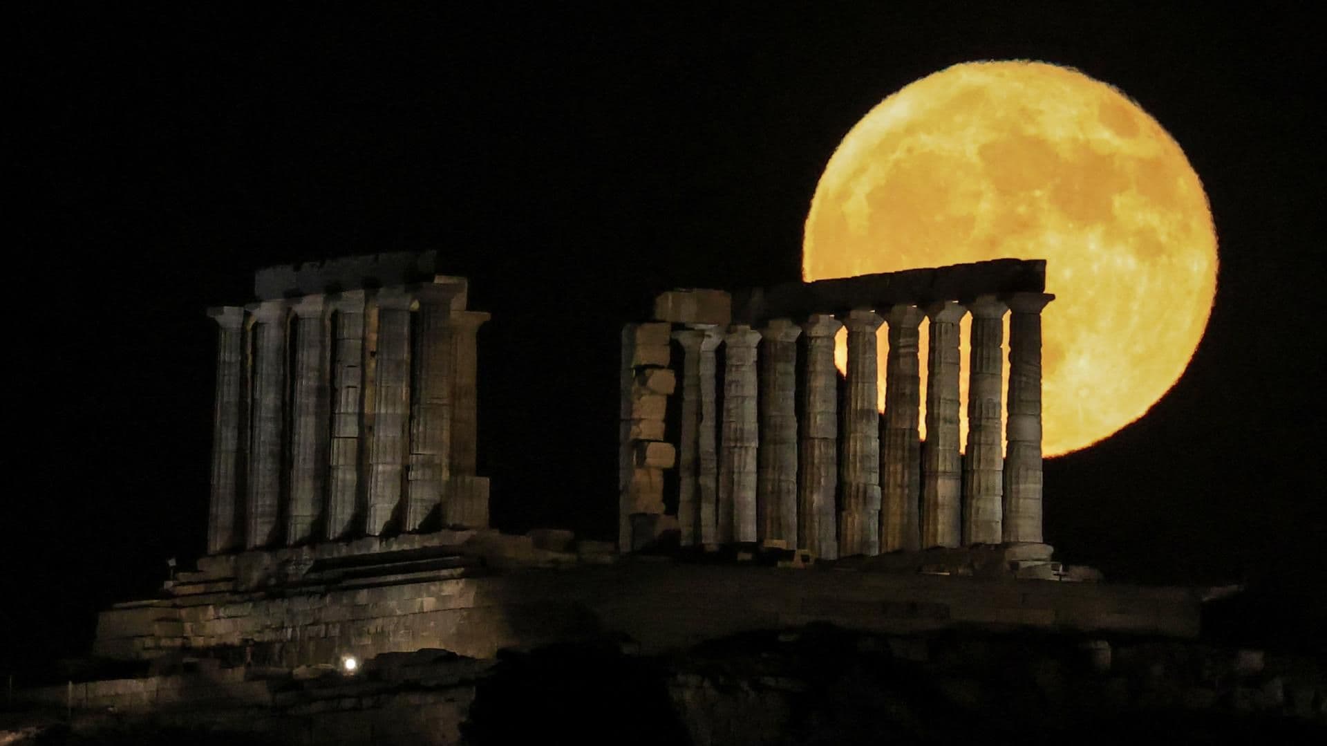 Luna sobre el templo de Poseidón