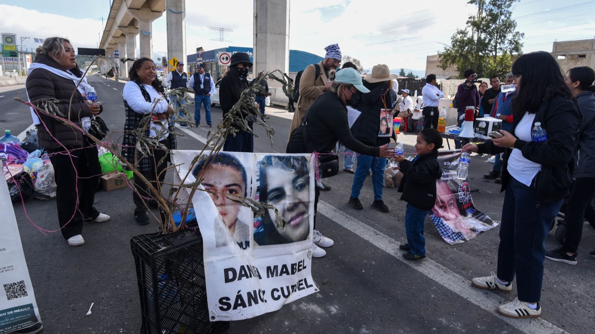 Madres buscadoras en bloqueo en la Autopista México-Toluca