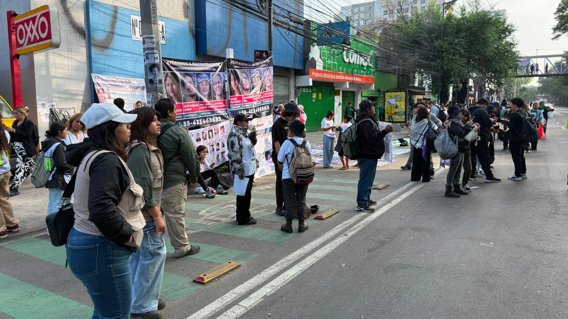 Madres buscadoras se manifiestan cerca del estadio CDMX
