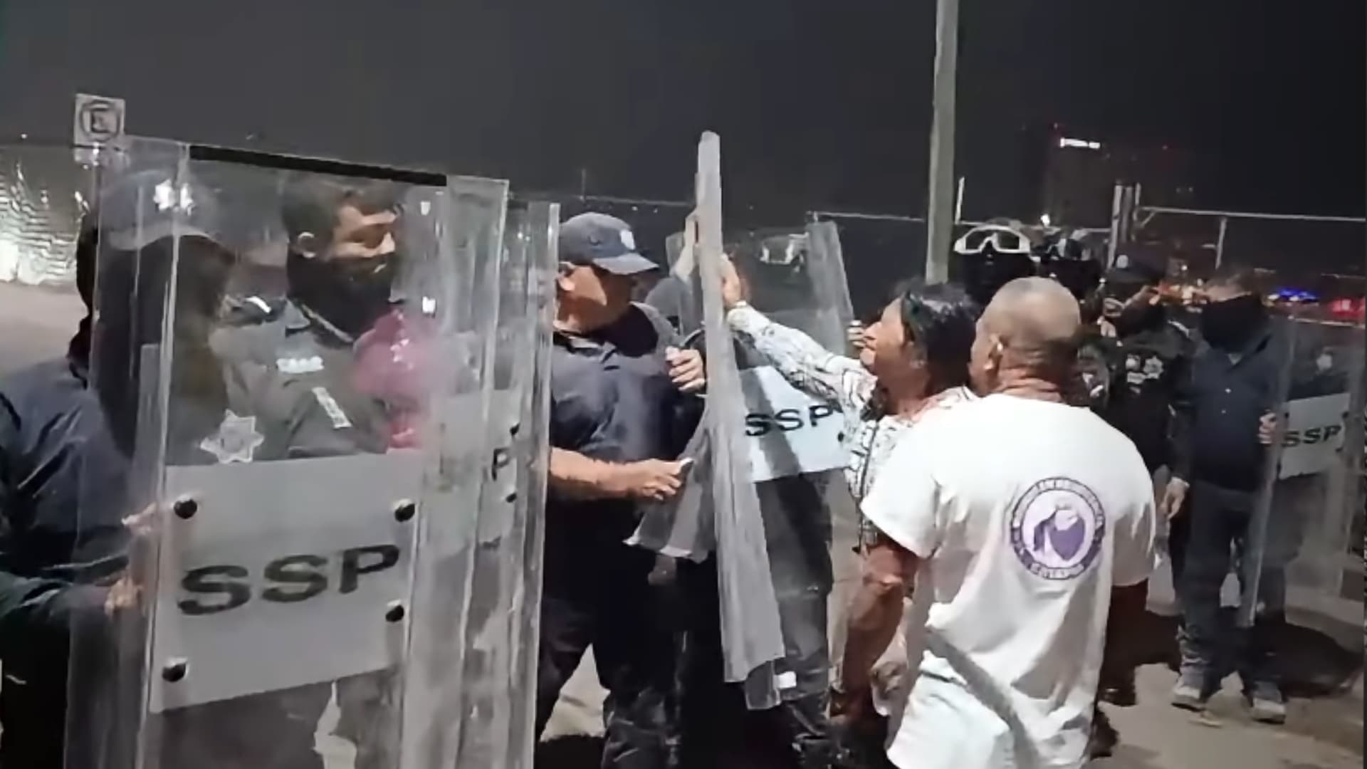 Policía de Chiapas Usa Extintores y Escudos para Desalojar a Madres Buscadoras