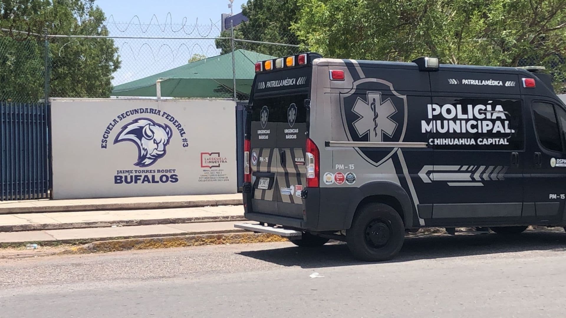 ambulancia afuera de escuela