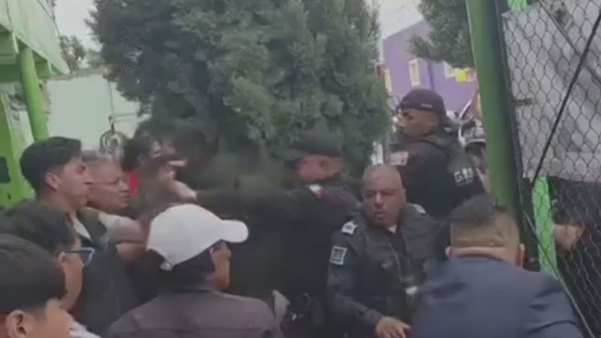 Enfrentamiento de policías con padres y maestros en escuela de Ixtapaluca.
