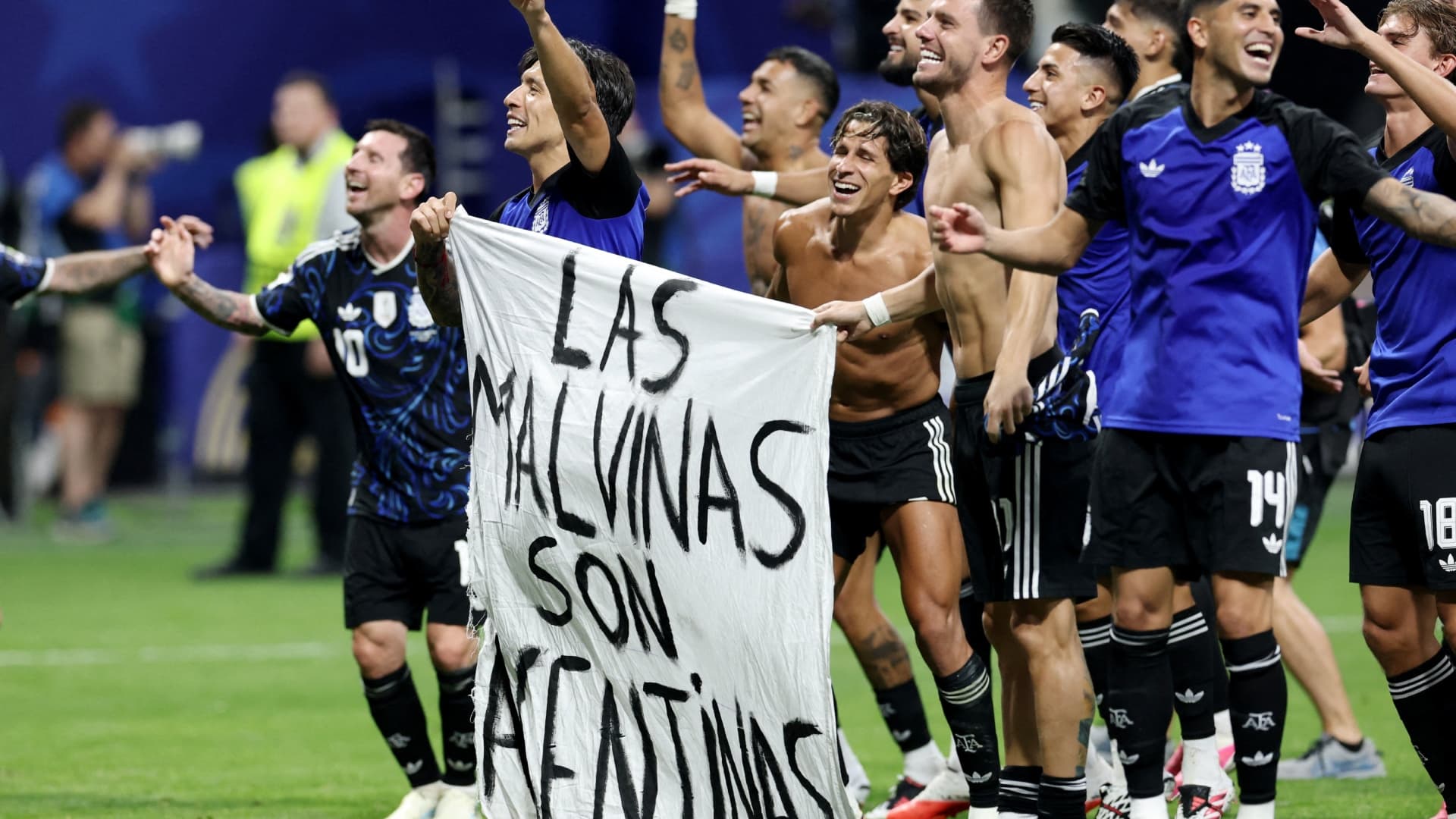 ¿Podrían Sancionar a Argentina para la Final por Festejo con Manta sobre Malvinas tras Partido vs Inglaterra?