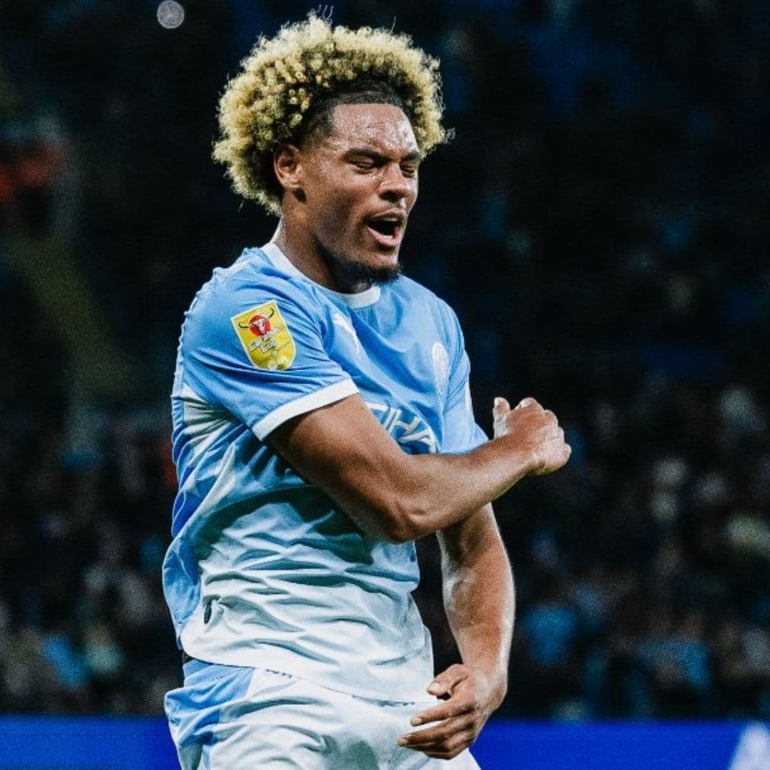 Floyd Samba, de 17 años de edad, festeja uno de sus dos goles con el Manchester City