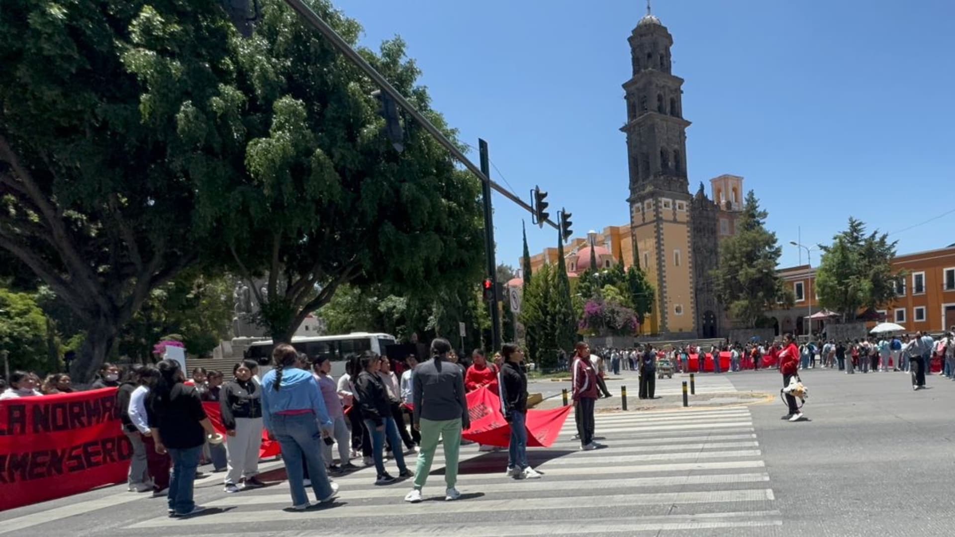 Manifestación de Estudiantes Paraliza Tráfico Hacia Casa Aguayo de Puebla
