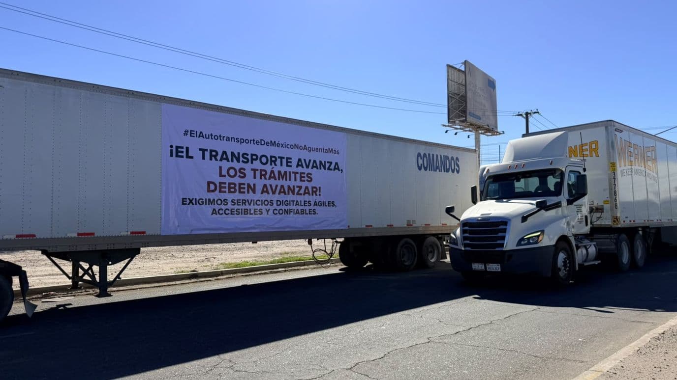 Transportistas Bloquean Calles con 80 Tractocamiones por Paro Nacional en Mexicali