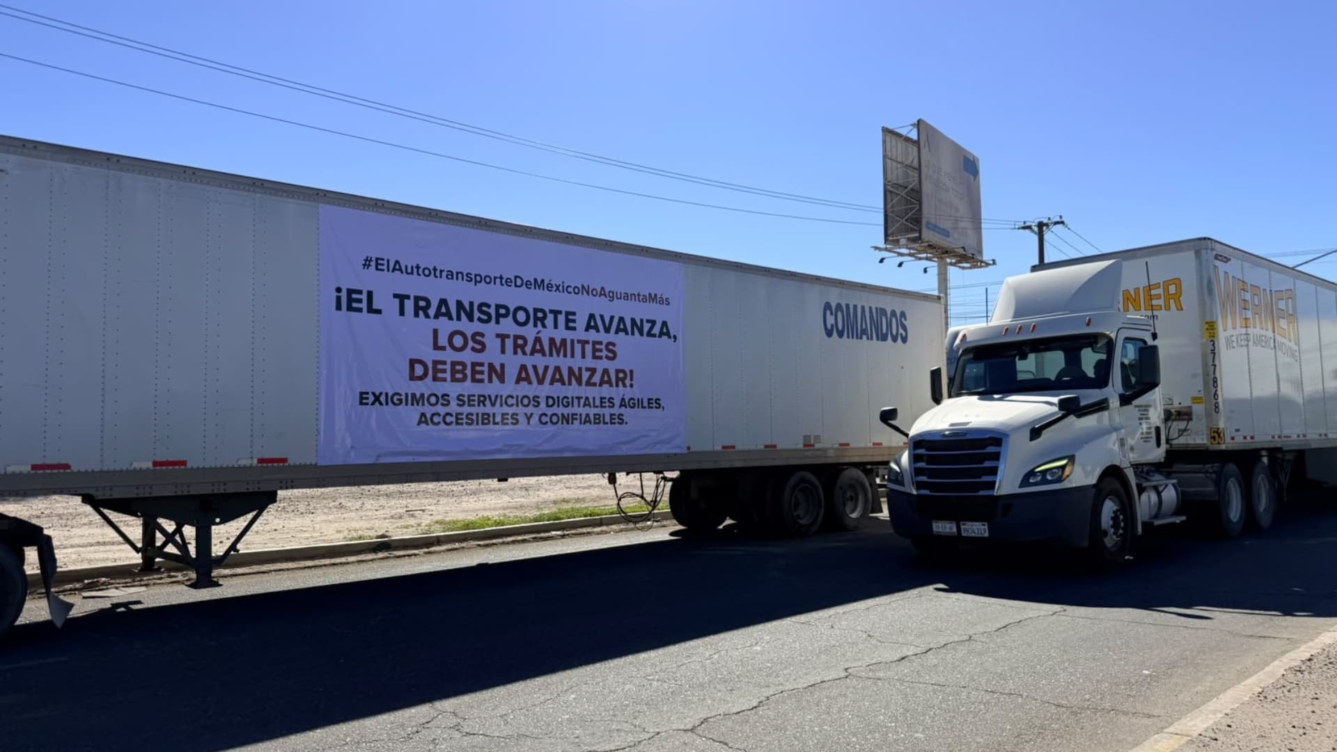 Transportistas Bloquean Calles con 80 Tractocamiones por Paro Nacional en Mexicali