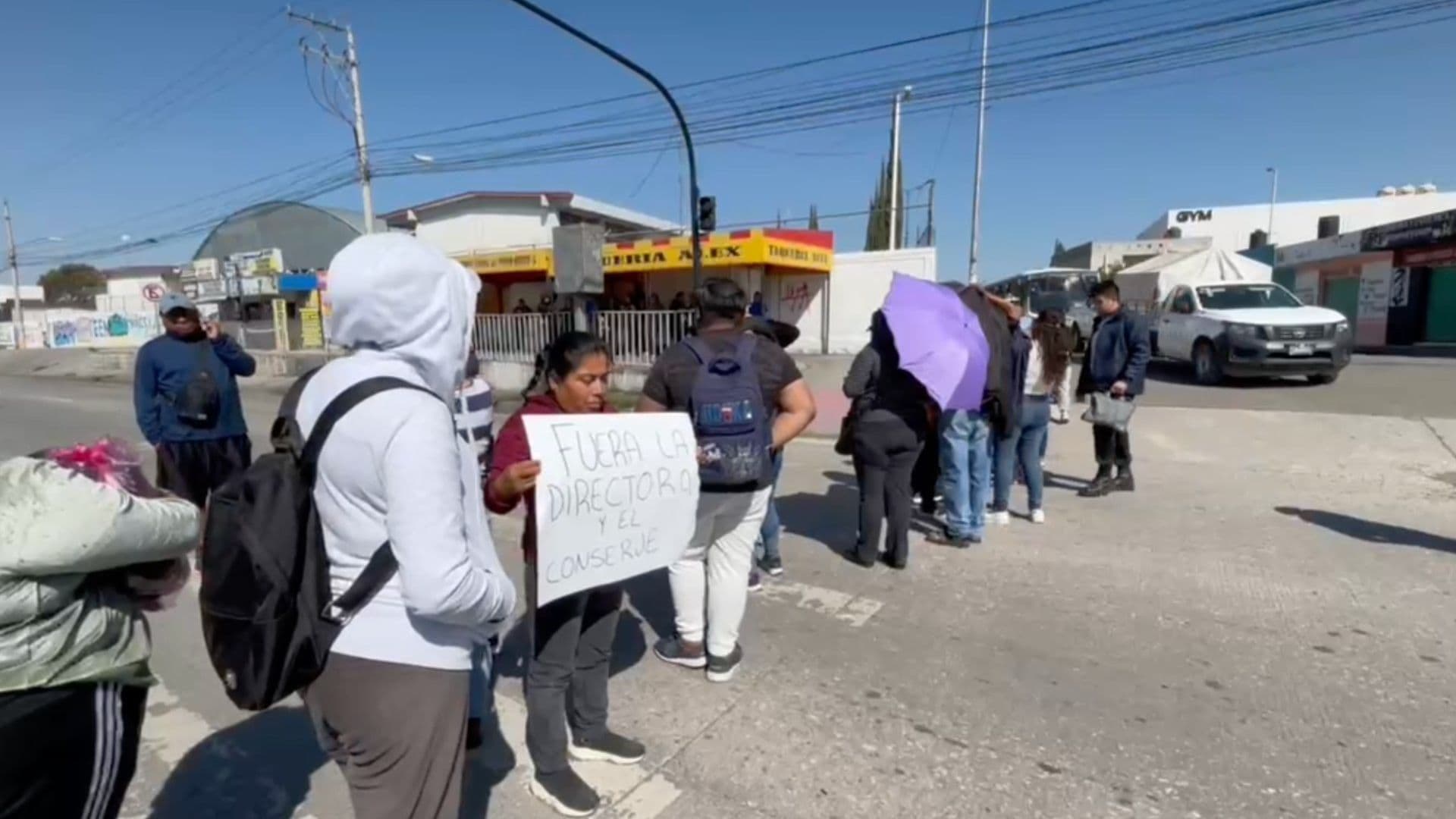 Manifestación 11 Sur Cerrada Conserje Espía Alumnas Acoso Primaria María del Rosario Graciela Puebla