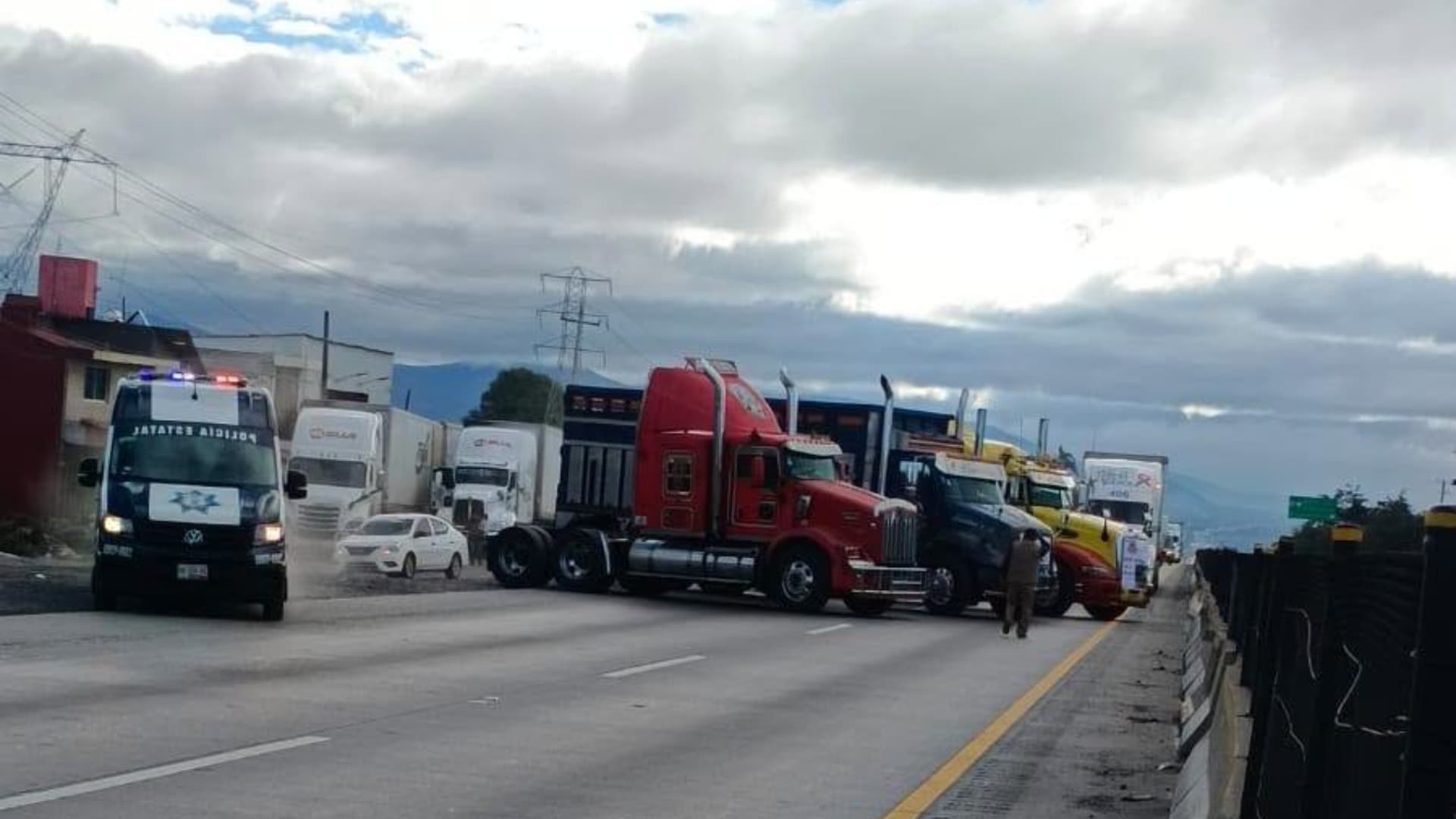 Cierres viales en Puebla por integrantes de AMOTAC.