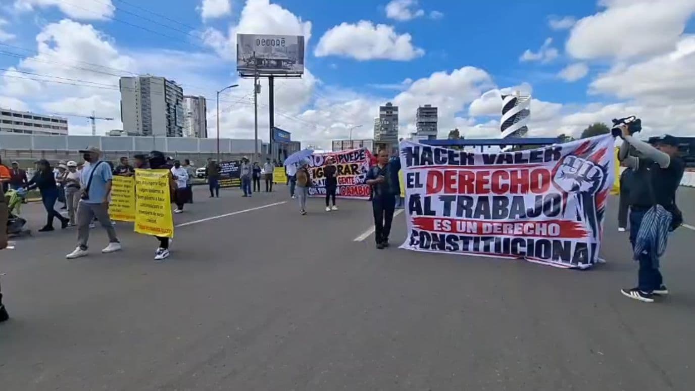 Choferes de Transporte Público Cierran Carriles de Vía Atlixcáyotl en Puebla