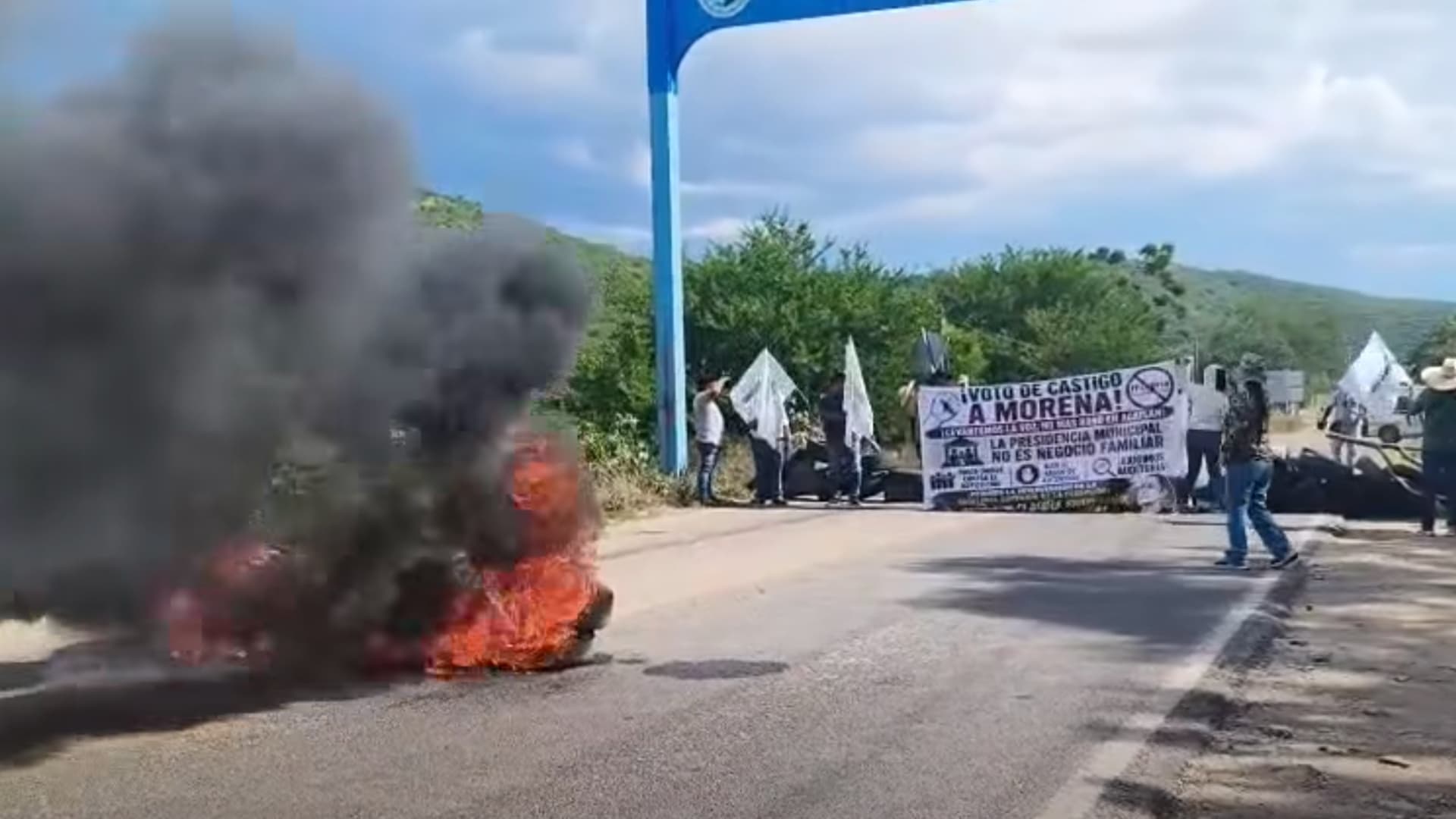 Un grupo de personas cerró el paso total a la circulación.