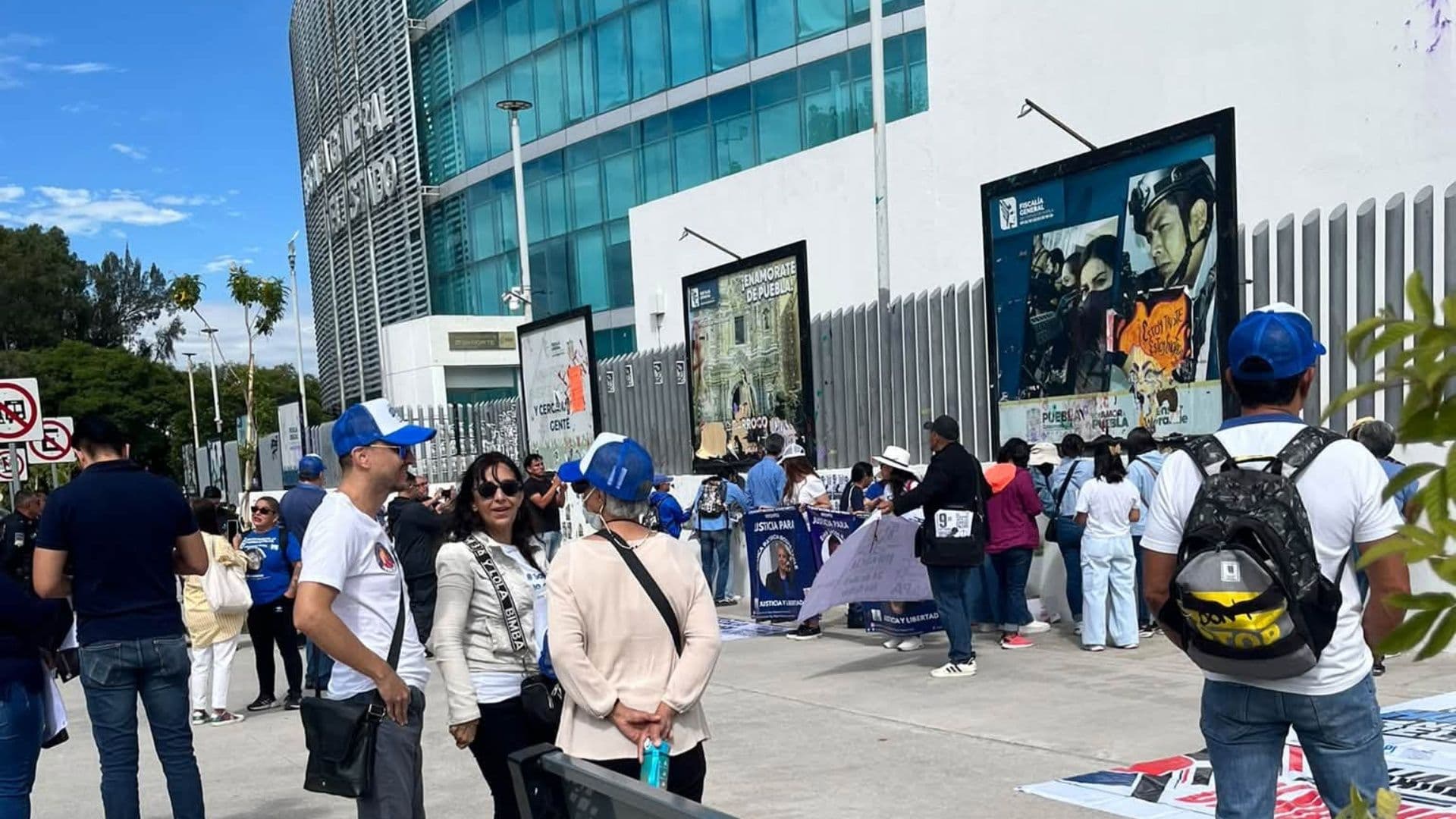Manifestación en FGE Puebla por personas arrestadas injustamente.