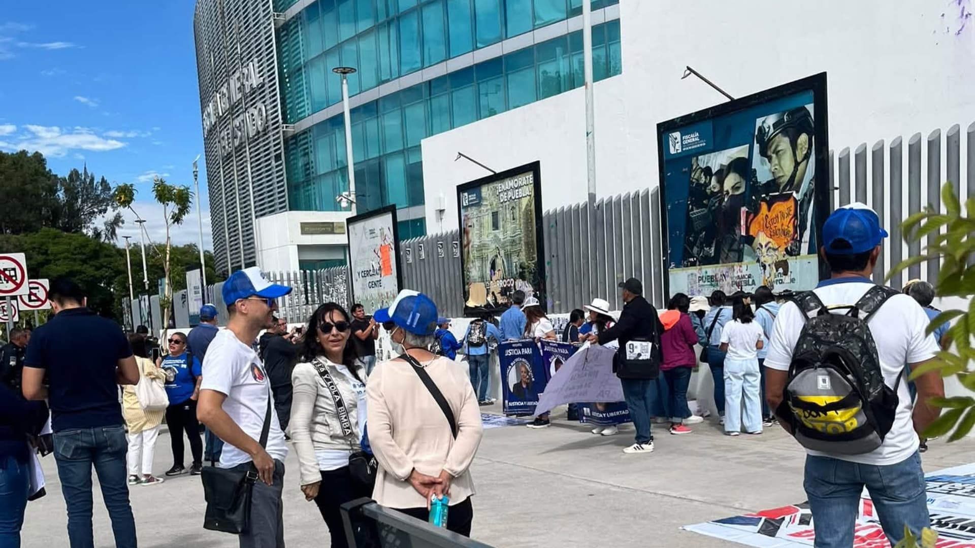 Manifestación en FGE Puebla por personas arrestadas injustamente.