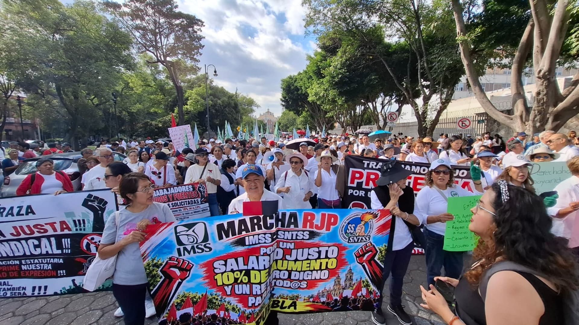 Reportan cierres viales en Bulevar 5 de Mayo.
