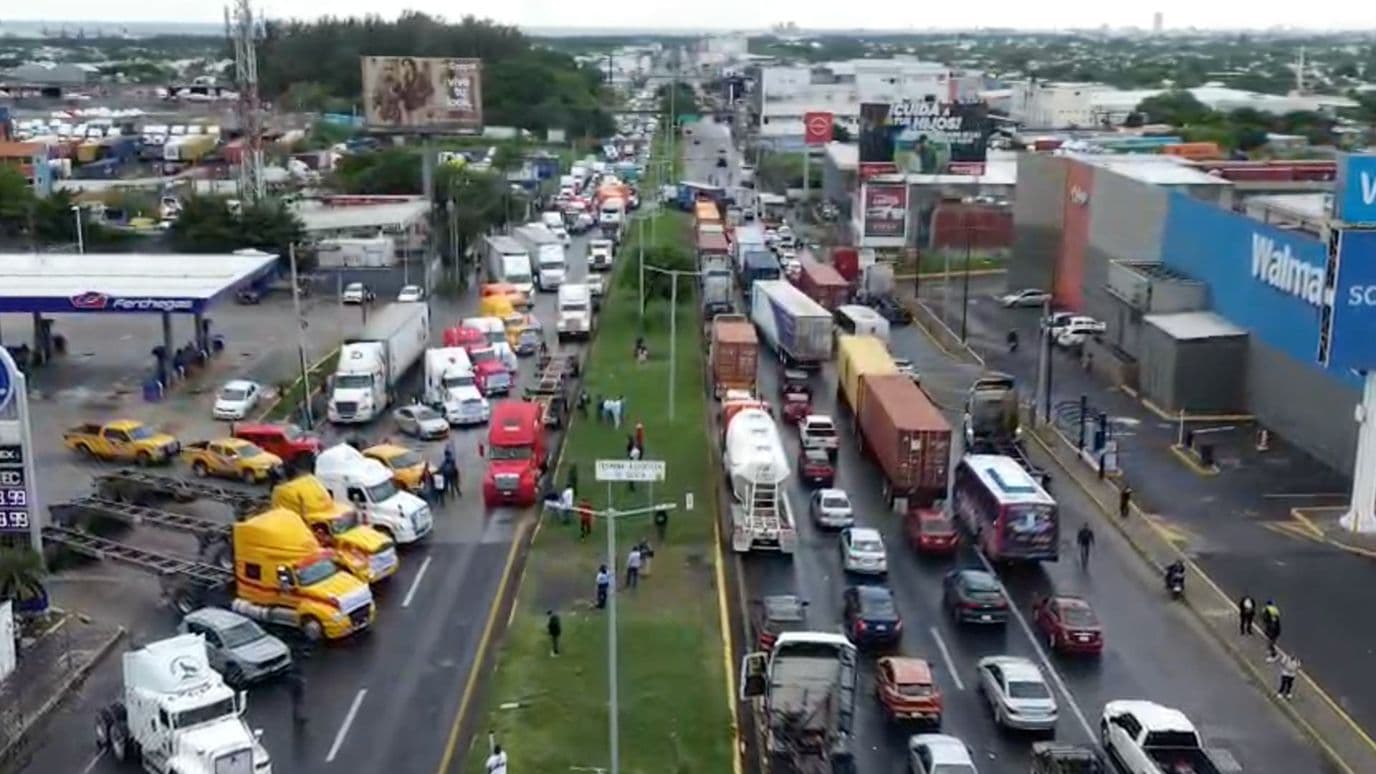 Transportistas de carga pesada en Veracruz se movilizan por mayor seguridad y mejores carreteras