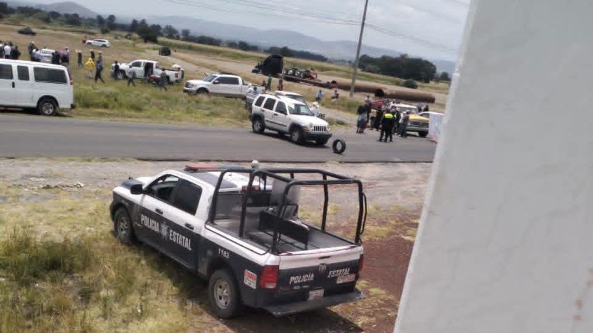 Manifestación  por disputa de terrenos en la entrada de Acajete, Puebla.