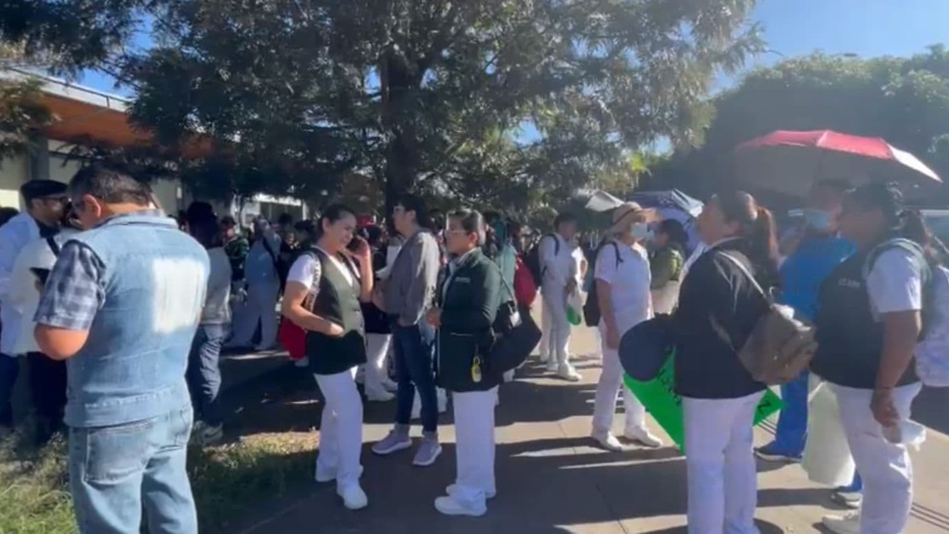 Manifestación de trabajadores del IMSS-Bienestar en Puebla por falta de médicamentos.