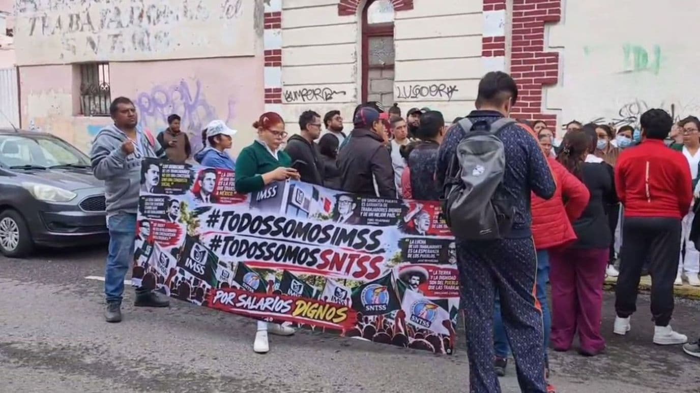 Manifestación Marcha Trabajadores IMSS Calle 4 Sur Colonia El Carmen Puebla