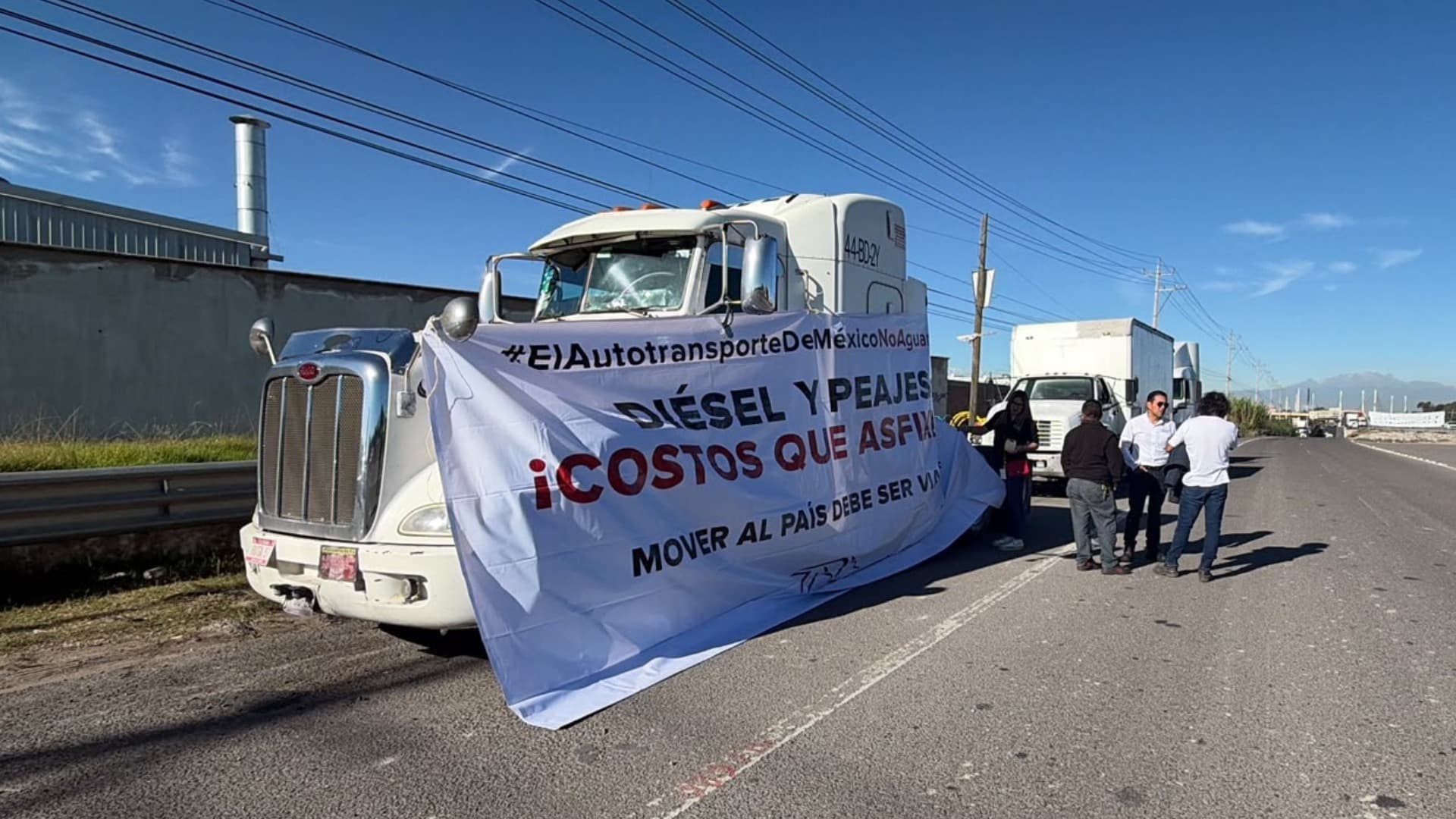 Manifestación de transportistas de Canacar en la autopista Puebla-Córdoba.