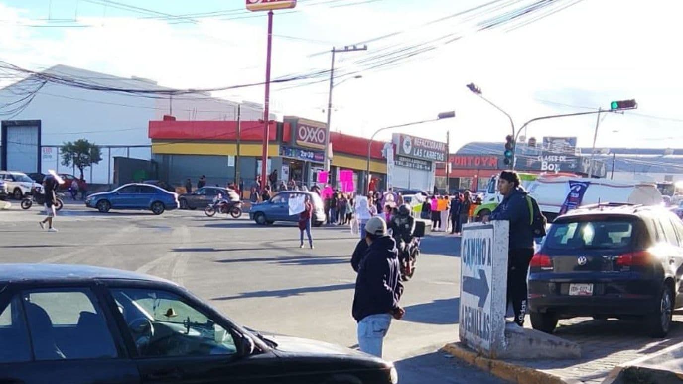Protesta sobre el Boulevard Vaslequillo de Puebla provoca tráfico lento.