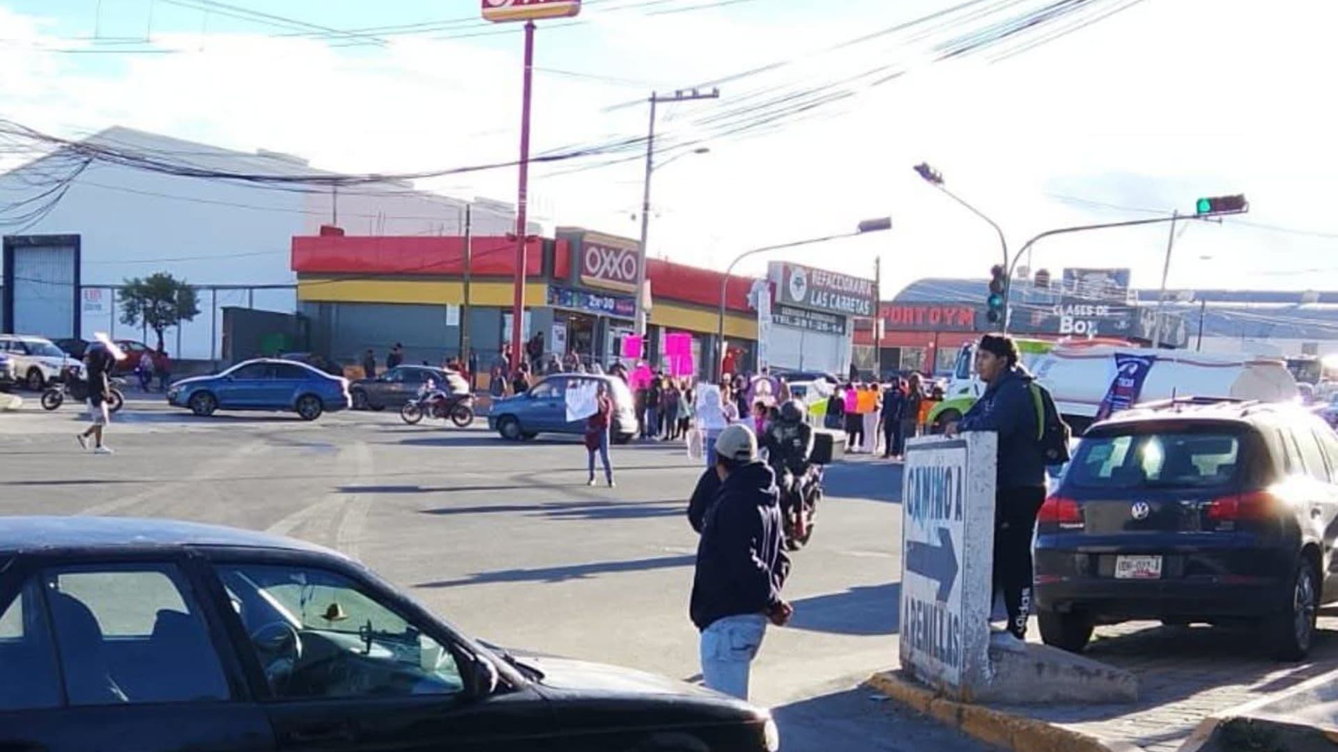 Protesta sobre el Boulevard Vaslequillo de Puebla provoca tráfico lento.