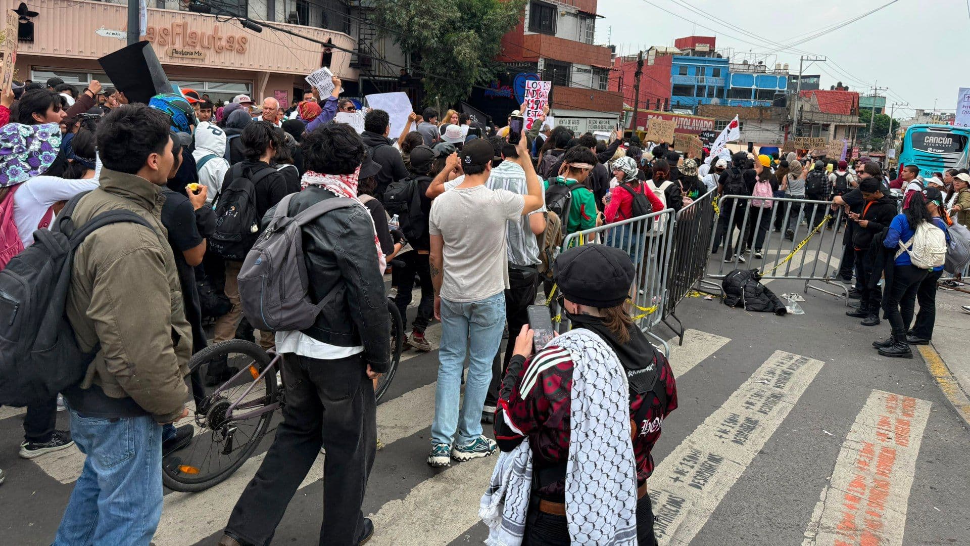 Manifestantes Se Dirigen al Estadio Sede CDMX por Avenida del Imán