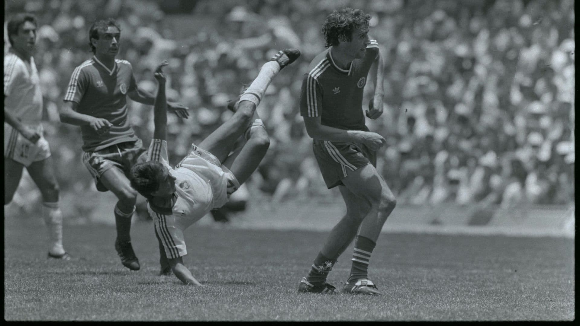 Manuel Negrete anota un gol de tijera durante la Copa Mundial de 1986 en el Estadio Azteca en Ciudad de México.