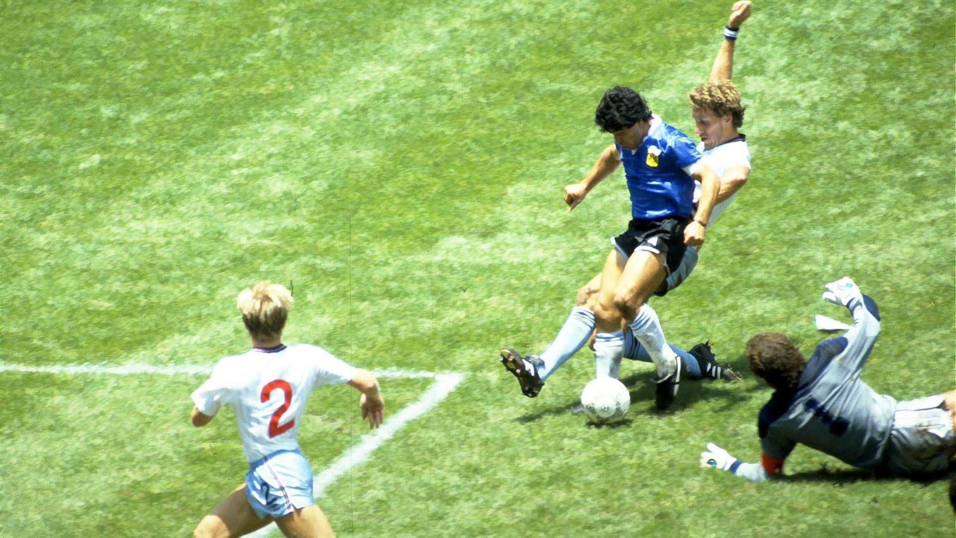 Maradona anota su segundo gol en los cuartos de final del Mundial México 1986